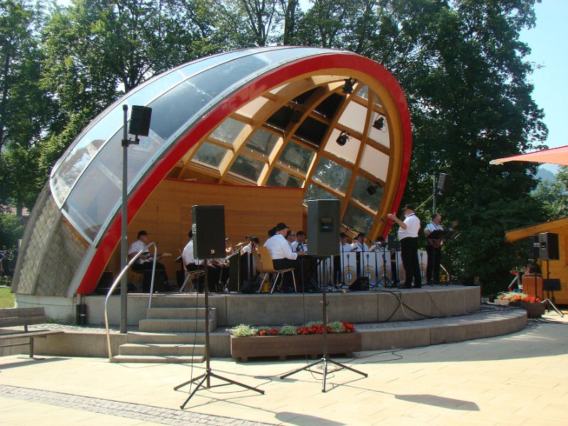 kleinwalsertal_2015_044.JPG - Optreden in het Kurpark in het sjieke Oberstdorf