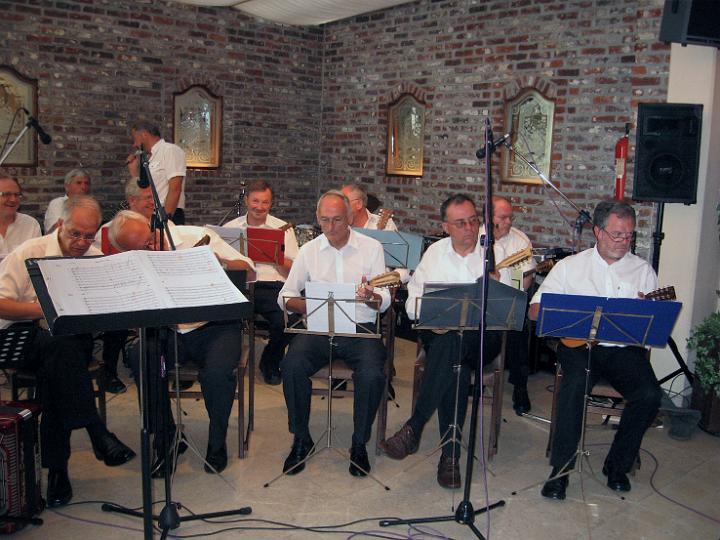 optreden_090704a_03.JPG - het stemmen van de violen