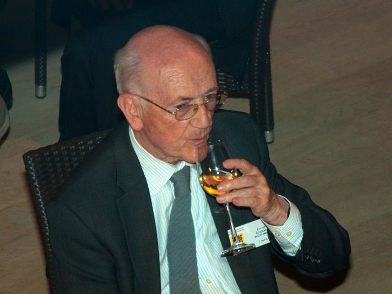 optreden_120830_11.jpg - Stichter Alfons Bouckaert drinkt zich inspiratie alvorens zijn optreden. 